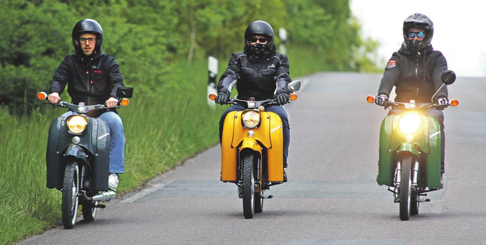 Tobias Pöhlsen (v. l.), Silke Lenz und Ole Grundwald lieben das ehemalige DDR-Moped, die Simson-Schwalbe Foto: Pöhlsen Tobias Pöhlsen (v. l.), Silke Lenz und Ole Grundwald lieben das ehemalige DDR-Moped, die Simson-Schwalbe Foto: Pöhlsen