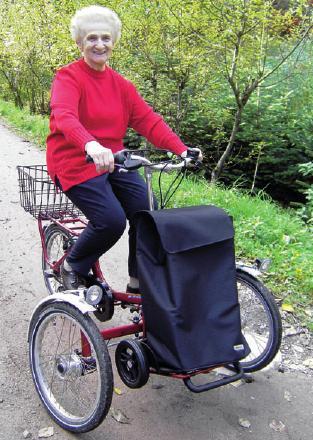 Margarete M. auf ihrem Dreirad