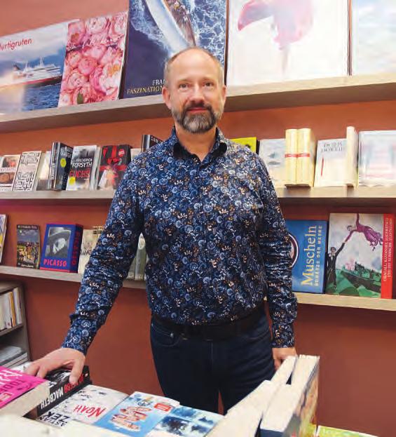 Jan Börns ist Buchhändler von ganzem Herzen und freut in seiner Buchhandlung „Lesestoff“ den Rellingern ein umfangreiches Programm an Literatur bieten zu können Foto: Klein  Jan Börns ist Buchhändler von ganzem Herzen und freut in seiner Buchhandlung „Lesestoff“ den Rellingern ein umfangreiches Programm an Literatur bieten zu können Foto: Klein