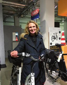 Pedelec statt Zweitauto, Kerstin Ansell freut sich über den Gewinn