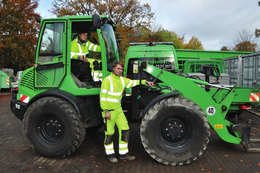 Gärtner Luca Kowitz (im Bagger) hat seine Gesellenprüfung erfolgreich bestanden. Pascal Brennecke ist im dritten Lehrjahr. Fotos: Stadt Norderstedt Gärtner Luca Kowitz (im Bagger) hat seine Gesellenprüfung erfolgreich bestanden. Pascal Brennecke ist im dritten Lehrjahr. Fotos: Stadt Norderstedt