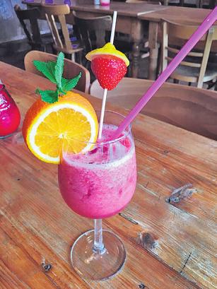 In der Surfkitchen in der HafenCity können größere Gruppen eine bunte Hawaii-Party mit Cocktails und Limbo-Tanzwettbewerb feiern  In der Surfkitchen in der HafenCity können größere Gruppen eine bunte Hawaii-Party mit Cocktails und Limbo-Tanzwettbewerb feiern