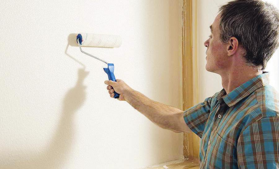 Die Renovierfarbe für verputzte oder auch tapezierte Wände wird ganz einfach mit der Rolle aufgetragen Fotos: djd/Knauf Bauprodukte Die Renovierfarbe für verputzte oder auch tapezierte Wände wird ganz einfach mit der Rolle aufgetragen Fotos: djd/Knauf Bauprodukte