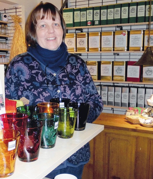 Durchgefärbte Gläser in 13 Farben zum Sammeln und Verschenken gibt es bei Birgit Sunke in ihrem Teeladen „Tee-Ramik“ in Wedel Foto: Skibbe Durchgefärbte Gläser in 13 Farben zum Sammeln und Verschenken gibt es bei Birgit Sunke in ihrem Teeladen „Tee-Ramik“ in Wedel Foto: Skibbe