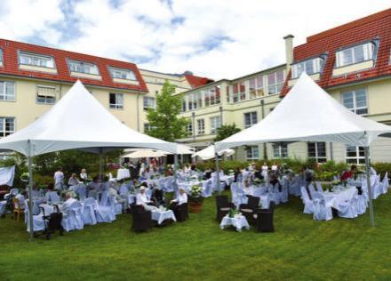 Die Bewohner und Gäste der Klein Flottbeker Seniorenresidenz kamen ganz in Weiß zum Sommerfest