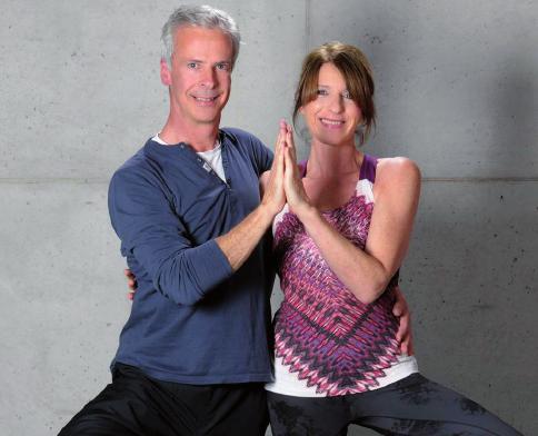 Die Yogalehrer Christian Mendt und Barbara Schröder