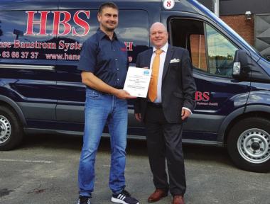 Volker Hotes (r.), Leiter Vertrieb IKK classic, übergibt die Urkunde für „Exzellentes betriebliches Gesundheitsmanagement“ an Andreas Schramm, Geschäftsführer der HBS Hanse Baustrom Systeme GmbH Volker Hotes (r.), Leiter Vertrieb IKK classic, übergibt die Urkunde für „Exzellentes betriebliches Gesundheitsmanagement“ an Andreas Schramm, Geschäftsführer der HBS Hanse Baustrom Systeme GmbH