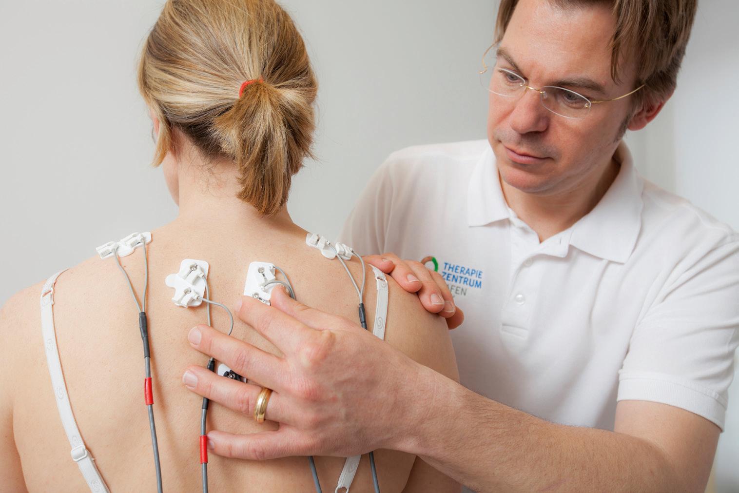 Dr. Jan Schilling beim Ansetzen der Elektroden. Foto: Fa. Velamed GmbH Dr. Jan Schilling beim Ansetzen der Elektroden. Foto: Fa. Velamed GmbH