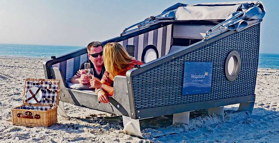 Wer möchte, kann in einem Schlafstrandkorb auf der Helgoländer Düne eine Nacht ganz naturerleben Wer möchte, kann in einem Schlafstrandkorb auf der Helgoländer Düne eine Nacht ganz naturerleben