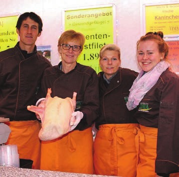 Stefan Timm, Sabine Brügge, Bea Nuppenau und Anja Buzalski bieten frische Gänse an Stefan Timm, Sabine Brügge, Bea Nuppenau und Anja Buzalski bieten frische Gänse an