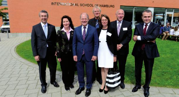 Olaf Scholz (3. v. l.) nahm an der Eröffnung des Anbaus an der ISH teil