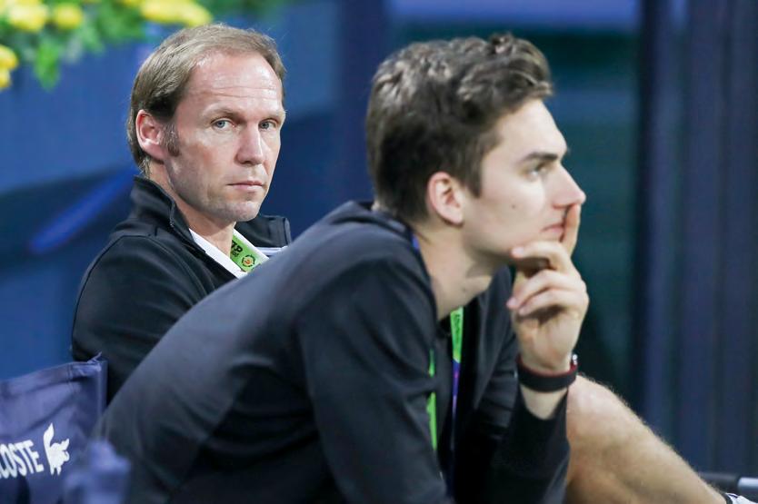 Was soll ein Coach am Rand machen? Am besten gute Miene zum „bösen“ Spiel. Zurzeit aber ist dies nicht so einfach für Rainer Schüttler. Auch Angies Physio (vorn im Bild) weiß nicht so recht, wie er seine Chefin unterstützen könnte. Foto: Jürgen Hasenkopf Was soll ein Coach am Rand machen? Am besten gute Miene zum „bösen“ Spiel. Zurzeit aber ist dies nicht so einfach für Rainer Schüttler. Auch Angies Physio (vorn im Bild) weiß nicht so recht, wie er seine Chefin unterstützen könnte. Foto: Jürgen Hasenkopf