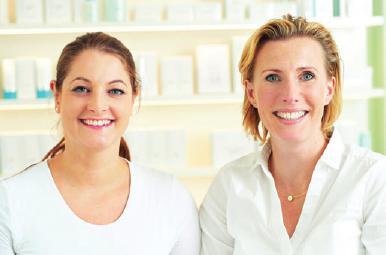 Beauty-Expertinnen Frauke Hinz (rechts) und Kollegin