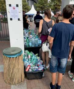 Auf ex ausgetrunkene Wasserflaschen stapelten sich am Eingang. Auf ex ausgetrunkene Wasserflaschen stapelten sich am Eingang.