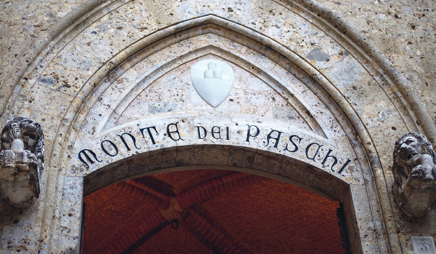 Ehrwürdiges Portal und nichts dahinter. Die Banca Monte dei Paschi di Siena gilt als die älteste Bank der Welt. Sie ist das drittgrößte Kreditinstitut Italiens – und seit Jahren eine Pleitebank. Ihre Rettung wird mindestens 8 Milliarden Euro kosten. Ende 2016 gab das italienische Parlament Mittel für die Sanierung dieser und weiterer italienischer Banken frei – in lässiger Umgehung der EU-Richtlinie zur Bankenabwicklung und stattdessen nach der überwunden geglaubten Bail-out-Methode, die andere dafür zahlen lässt. FOTO: PICTURE ALLIANCE/MATTIA SEDDA/EPA FILE/DPA