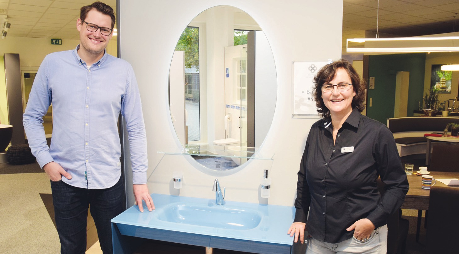 Meister Leif Eggers von der Kompetenzgemeinschaft Bad & Wärme und Anke Rückert von der Badausstellung „elements“ bei Arens & Stitz in Pinneberg geben gern Tipps für eine pflegeleichtes Bad. Ein pflegeleichter Glaswaschtisch gehört dazu Meister Leif Eggers von der Kompetenzgemeinschaft Bad & Wärme und Anke Rückert von der Badausstellung „elements“ bei Arens & Stitz in Pinneberg geben gern Tipps für eine pflegeleichtes Bad. Ein pflegeleichter Glaswaschtisch gehört dazu