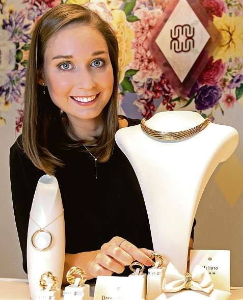 Jana Wilkens arbeitet beim Juwelier Wempe und studiert an der Hamburg School of Business Administration Heiner Köpcke Jana Wilkens arbeitet beim Juwelier Wempe und studiert an der Hamburg School of Business Administration Heiner Köpcke