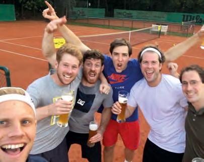 Die Herren 30 des HTHC mit Ole Hasenfuss, Marco Lange, Dominic Lepiorz, Oliver Warda, Mathias Rickertsen und Benedikt Adams feierten mit einem glatten Durchmarsch den Aufstieg in die Oberliga. Die Herren 30 des HTHC mit Ole Hasenfuss, Marco Lange, Dominic Lepiorz, Oliver Warda, Mathias Rickertsen und Benedikt Adams feierten mit einem glatten Durchmarsch den Aufstieg in die Oberliga.