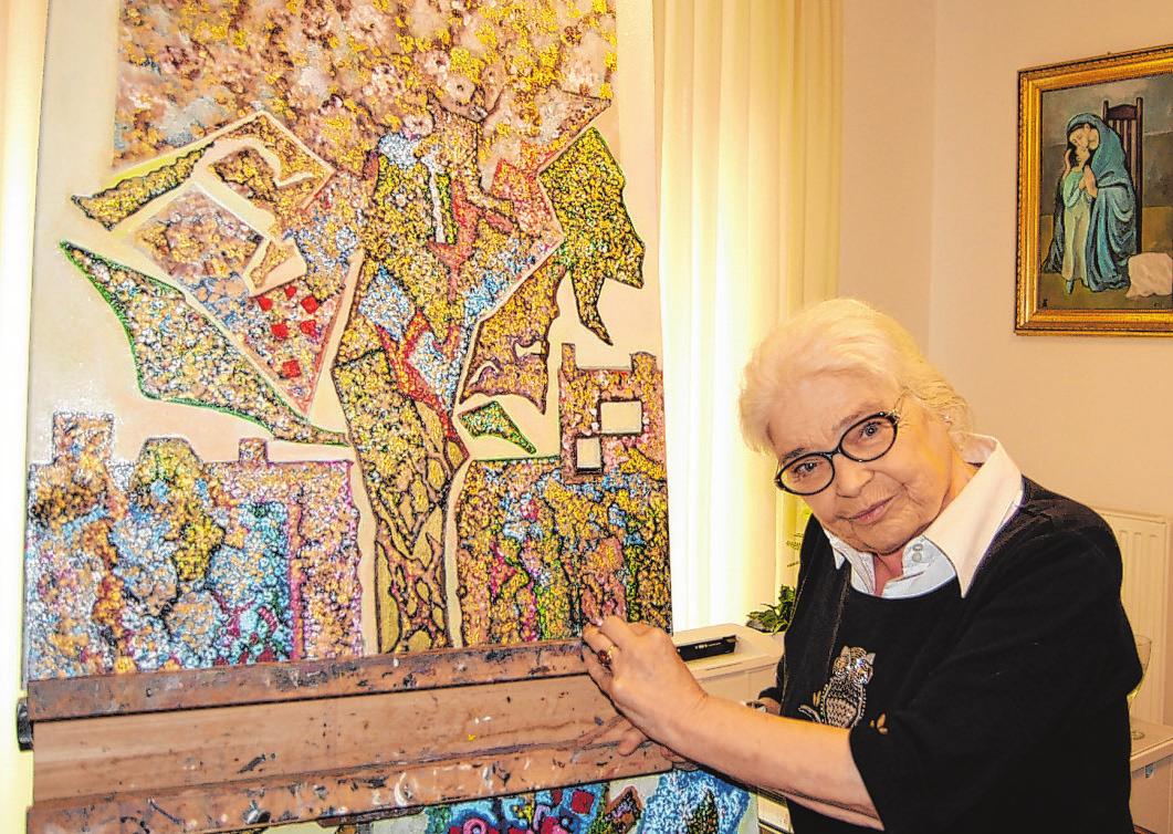 Heike Sophie Groth (75) vor ihrem Bild, das im Eingangsbereich des Seniorenpflegezentrums seinen Platz finden wird Foto: afr Heike Sophie Groth (75) vor ihrem Bild, das im Eingangsbereich des Seniorenpflegezentrums seinen Platz finden wird Foto: afr