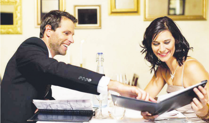 Ein schönes Essen zu zweit schafft eine vertraute Atmosphäre am Valentinstag Foto: djd/LoveScout24/Getty Ein schönes Essen zu zweit schafft eine vertraute Atmosphäre am Valentinstag Foto: djd/LoveScout24/Getty