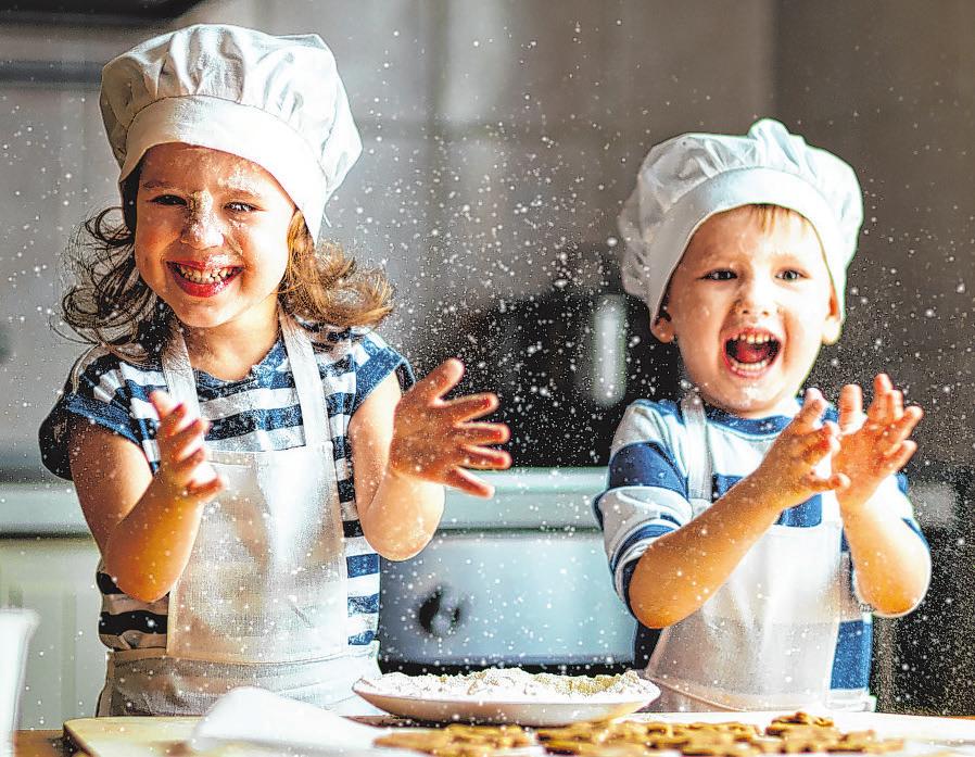 Teig kneten und ausrollen, Kekse ausstechen und mit vielen bunten Perlen verzieren – ein großer Spaß für Kinder Fotos/Grafi ken: GettyImages Teig kneten und ausrollen, Kekse ausstechen und mit vielen bunten Perlen verzieren – ein großer Spaß für Kinder Fotos/Grafi ken: GettyImages