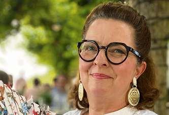 Stephanie Mette-Ernst ist nicht nur Auktionatorin, sondern auch TV-Expertin, Edelstein- und Diamantgutachterin sowie gelernte Goldschmiedin Stephanie Mette-Ernst ist nicht nur Auktionatorin, sondern auch TV-Expertin, Edelstein- und Diamantgutachterin sowie gelernte Goldschmiedin