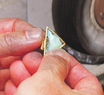 In der Goldschmiedewerkstatt werden eigene Kreationen gefertigt sowie Reparaturen und Umarbeitungen vorgenommen. In der Goldschmiedewerkstatt werden eigene Kreationen gefertigt sowie Reparaturen und Umarbeitungen vorgenommen.