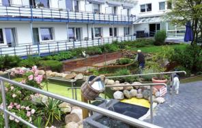 Blick auf den Garten mit Arm- und Wassertretbecken