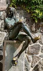 Der Eulenspiegel-Brunnen mit der Bronzefigur des Schalks in Mölln Der Eulenspiegel-Brunnen mit der Bronzefigur des Schalks in Mölln