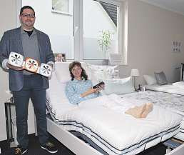 Marco Bünger und Svetlana Welling zeigen, wie ein Bett mit einem 4-motorigen Rahmen ideal einstellbar ist Foto: Tina Jordan Marco Bünger und Svetlana Welling zeigen, wie ein Bett mit einem 4-motorigen Rahmen ideal einstellbar ist Foto: Tina Jordan