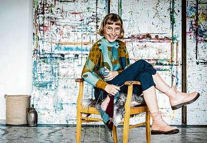 Anna Husemann ist Textildesignerin und unterrichtet Stricken und Häkeln Foto: Hamburger VHS/ Gesche Jäger Anna Husemann ist Textildesignerin und unterrichtet Stricken und Häkeln Foto: Hamburger VHS/ Gesche Jäger