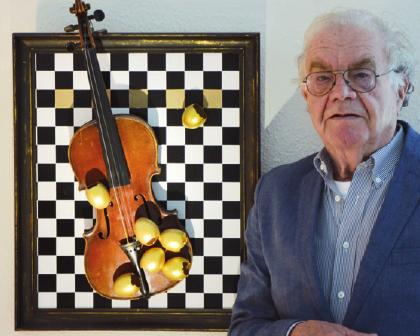 Peter Schlickenrieder bittet ins Haus und geht direkt zu dem aktuell favorisierten Werk von Victoria: „Violine“
