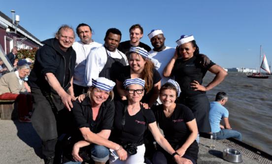 Zünftig maritim präsentierte sich die Crew vom Kiosk Op’n Bulln