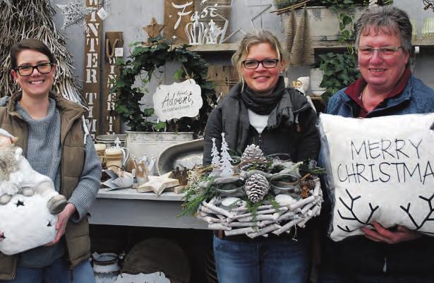 Wiebke Büge (v. l.), Imket Fenneberg und Petra Dieck laden zum Adventszauber auf den Gärtnerhof Büge ein Wiebke Büge (v. l.), Imket Fenneberg und Petra Dieck laden zum Adventszauber auf den Gärtnerhof Büge ein