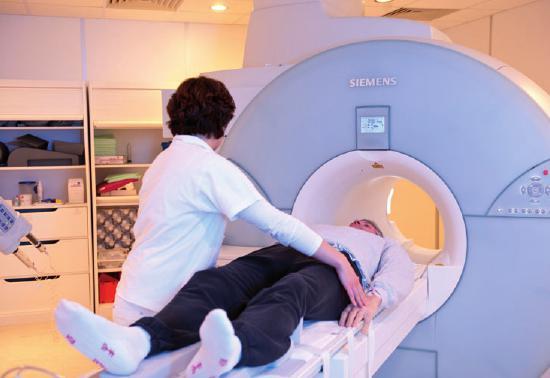 Bei der Alzheimer-Risikodiagnostik ARDX werden Bilder im MRT gemacht 