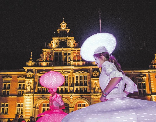 Die zauberhaft beleuchteten Stelzenläufer sind auch in diesem Jahr wieder ein optisches Highlight Foto: Citymanagement Harburg Die zauberhaft beleuchteten Stelzenläufer sind auch in diesem Jahr wieder ein optisches Highlight Foto: Citymanagement Harburg