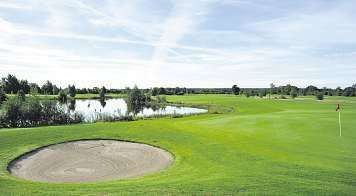 Das Golfspielen kann jeder auf dem malerisch gelegenen Gut Bissenmoor lernen  Foto: Tina Jordan Das Golfspielen kann jeder auf dem malerisch gelegenen Gut Bissenmoor lernen  Foto: Tina Jordan