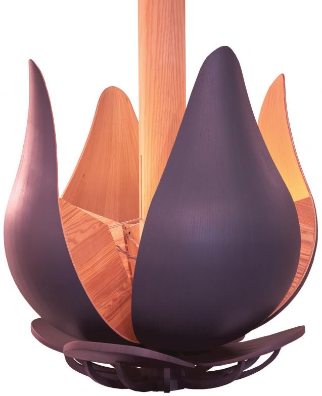 Objekt oder Möbelstück? Die von Christian Malte Rueter entworfene und angefertigte Leuchte wird von schwarz geöltem Eschenholz dominiert. Foto: www.elbcampus.de Objekt oder Möbelstück? Die von Christian Malte Rueter entworfene und angefertigte Leuchte wird von schwarz geöltem Eschenholz dominiert. Foto: www.elbcampus.de