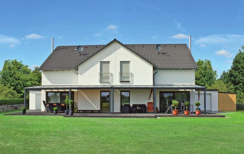 Doppelhaus in Fertigbauweise: Das geht achsensymmetrisch oder auch grundverschieden Foto: BDF/Lehner Haus Doppelhaus in Fertigbauweise: Das geht achsensymmetrisch oder auch grundverschieden Foto: BDF/Lehner Haus