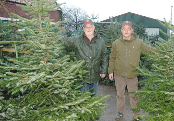 Vater Jens (l.) und Sohn Jan Diercks kümmern sich um den Tannenbaumverkauf auf dem Hof ihres Pinneberger Baumschulbetriebes Foto: Klein Vater Jens (l.) und Sohn Jan Diercks kümmern sich um den Tannenbaumverkauf auf dem Hof ihres Pinneberger Baumschulbetriebes Foto: Klein