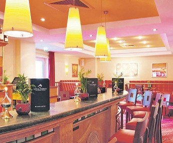 Die Kaminbar des Hotels lädt zum Verweilen Die Kaminbar des Hotels lädt zum Verweilen