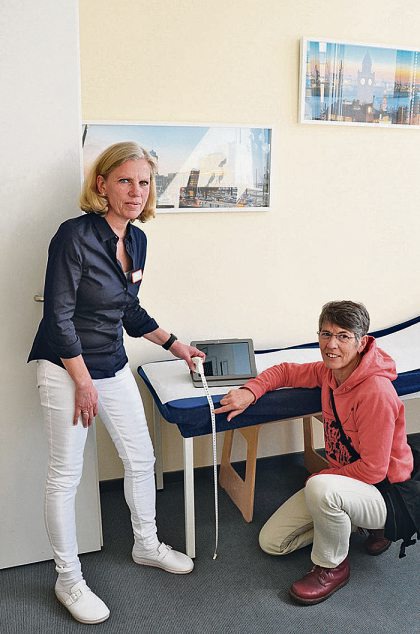 Passt das? Ärztin Christine Neumann-Grutzeck, Vorstand der Ärztekammer Hamburg, und Karen Müller von der Patienten-Initiative (r.) messen die Höhe einer Praxis-Liege aus Passt das? Ärztin Christine Neumann-Grutzeck, Vorstand der Ärztekammer Hamburg, und Karen Müller von der Patienten-Initiative (r.) messen die Höhe einer Praxis-Liege aus