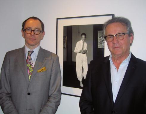 Urenkel Julian Sander und Kurator Jürgen Doppelstein vor August Sanders „Frau eines Malers“ (um 1926)
