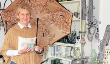 Ambiente-Inhaberin Sandra Lipke-Torkel mit einem der neuen Klimt-Schirme. Foto: Kasdorff Ambiente-Inhaberin Sandra Lipke-Torkel mit einem der neuen Klimt-Schirme. Foto: Kasdorff