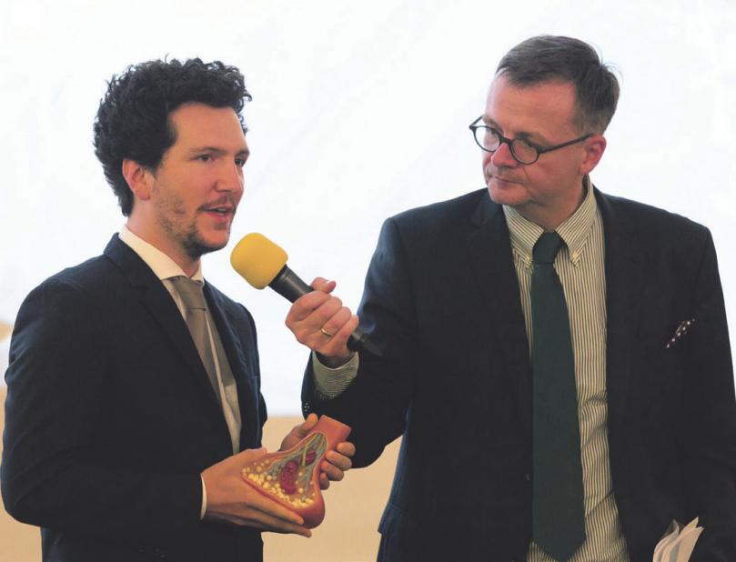 Christopher Secker (links, im Gespräch mit Felix Osterheider) wird in den nächsten fünf Jahren die ALS-Grundlagenforschung an der Charité voranbringen.