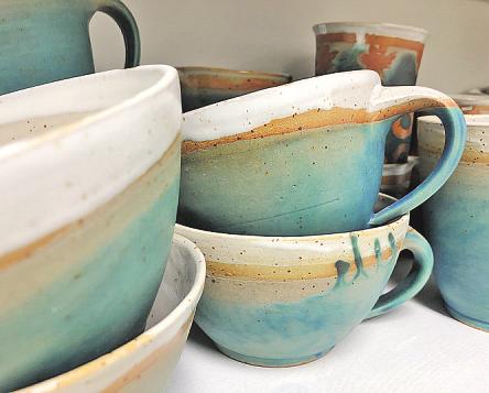 Im Laden in der Wichmannstraße 4/Haus 11 in Bahrenfeld gibt es neben Kerzen und Keramikartikeln auch Seidentücher und vieles mehr in inklusiver Arbeit Produziertes zu erwerben Im Laden in der Wichmannstraße 4/Haus 11 in Bahrenfeld gibt es neben Kerzen und Keramikartikeln auch Seidentücher und vieles mehr in inklusiver Arbeit Produziertes zu erwerben