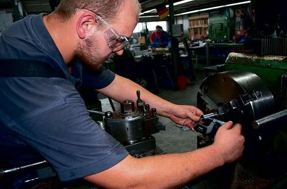 Hier zählt jeder Millimeter: Pascal Hohn beim Feinschliff eines Werkstückes Hier zählt jeder Millimeter: Pascal Hohn beim Feinschliff eines Werkstückes