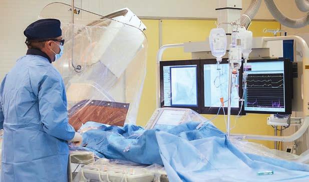 Katheterlabor: Die Kathetereingriffe werden meist über die Arterie am Handgelenk durchgeführt, nur in sehr komplexen Fällen über die Leiste Katheterlabor: Die Kathetereingriffe werden meist über die Arterie am Handgelenk durchgeführt, nur in sehr komplexen Fällen über die Leiste