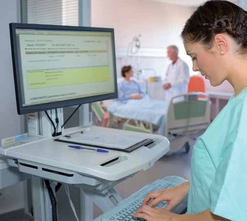 Zwischen Pflege und Administration – Abwechslungsreichtum ist vorprogrammiert. Foto: fotolia/Auremar Zwischen Pflege und Administration – Abwechslungsreichtum ist vorprogrammiert. Foto: fotolia/Auremar