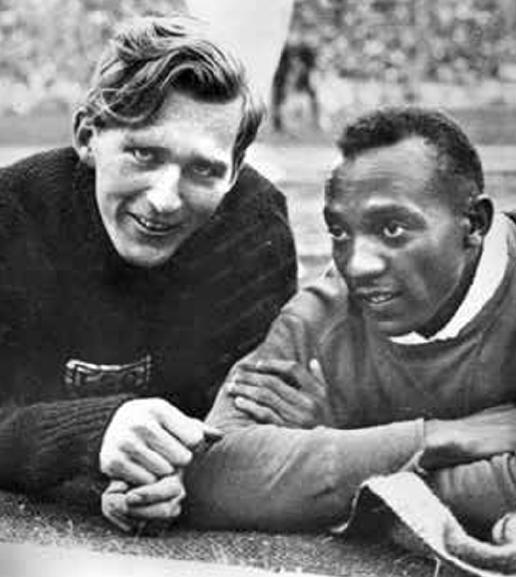 Luz Long mit Jesse Owens bei den Olympischen Spielen FOTO: IOC